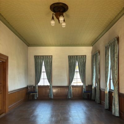 徳島県吉野川市に所在する昭和6年に建てられた洋館の藍屋敷と大正2年に建てられた旧山瀬郵便局。終の住処となった長楽荘でさまざまな活用をしながら、みんなで愉しめる藍屋敷を目指しています。(日本遺産・藍のふるさと阿波・構成文化財)近代建築、擬洋風建築、バロック室内楽、東洋美術、古と非日常を求めて。