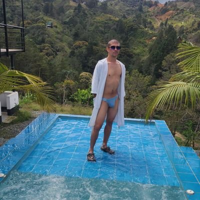 Sealejandroz20's profile picture. Papá de los Gatunos Miel & Salem | Conductor de un Mazda 323 Modelo 1995 ♡ | Multidisciplinario | Neurótico | TOC's de la A a la Z | ¿Cómo putas llegaste hasta?