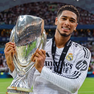Amo a Di-s, deseo ser buen esposo, padre e hijo. Mi equipo nunca se rinde. Hala Madrid y nada más!