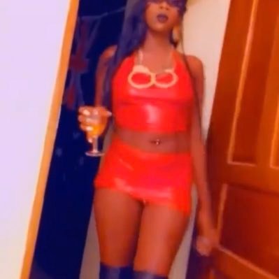 ReineAyana's profile picture. 👑Black women👑. Pour du dressage et du dépouillement. Tu seras détruit comme il le faut. Domination and Feet. 👅