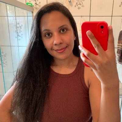 Brasiliense.
Apaixonada por vôlei, café, aviação e concursos de miss.