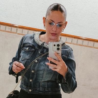 Una +30 que ama la comida, el café, usa el humor como mecanismo de defensa y tiene ansiedad 💋