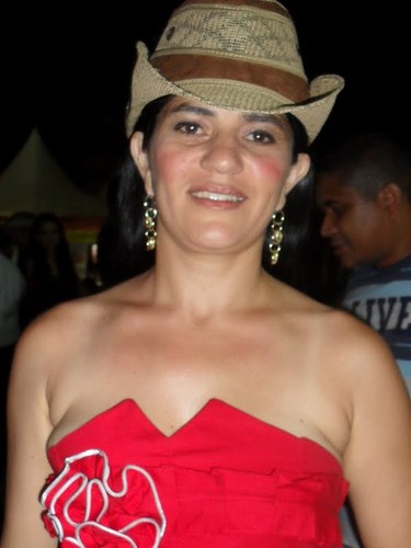 sou uma pessoa que gosto muitode ter amizades sinceras,tenho muito amor pela dupla  zezé di camargo é luciano