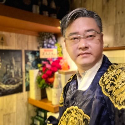 uenozaza's profile picture. こんにちは。上野ゲイバーザザです。Twitter 初心者です。 韓国人マスター、若いイケメンスタッフ。落ち着い雰囲気、初めてでも気楽に呑める。20代〜70代まで。カラオケ🎤楽しめる店。外国お客さんも多い。 #旅行#辛い料理#韓流#Jazz#Seoul#Taipei#Gaybar#イケメン#できる店#男運アップ