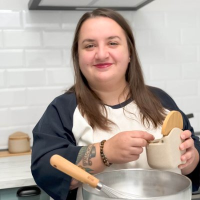 Founder of The Grumpy Olive & The Spaghetti Sisterhood
Mother of Otis & TJ (extra human to TJ) 🐶 🐱
Lover of all things food 🍝