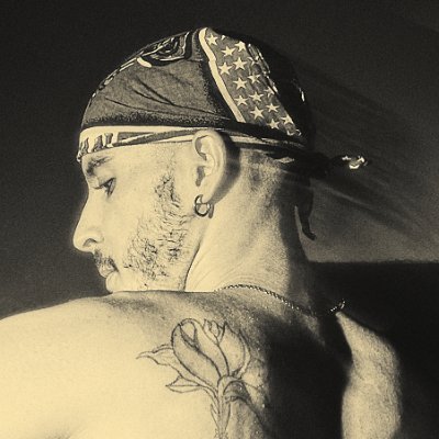 Acadêmico, Mestre, diretor de arte produtor dj fotógrafo etc
Um pedacinho da @pilhadaprod