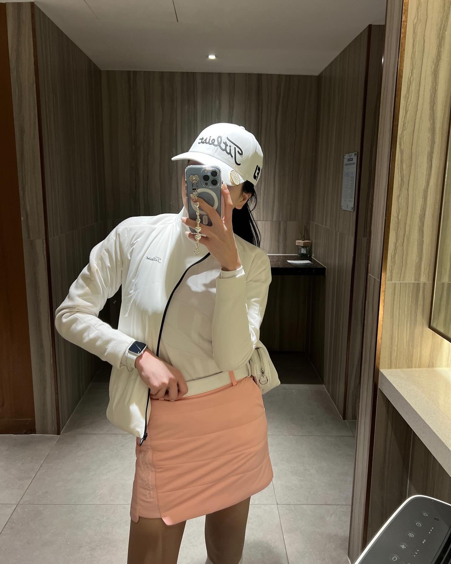 ElizabethAriaRo's profile picture. Life isn’t perfect, but it’s the only one we’ve got. 🌍💫