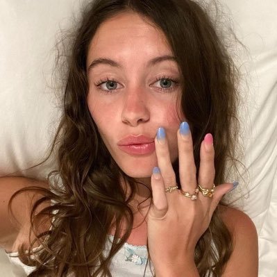SKlNNYMOSS's profile picture. bella hadid fan account and probably trying to have her body.