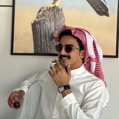 مُمزق بين ألف شخصية كلماتي قاسية وعيوبي كثيره وعيوني بريئه افكر بطريقة شيطانية واتصرف بعفوية تلقائية كئيب حد السَوداوية ومرحُ حد التفاهة😎