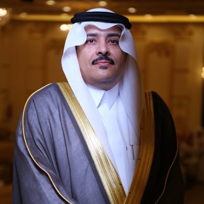 إذا لم تجد من يضيء لك قنديلاً، فلا تبحث عن آخر أطفأه، وإذا لم تجد من يغرس في أيامك وردة، فلا تسعَ لمن غَرَس في قلبك سهماً ومضى.