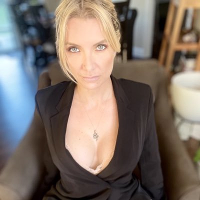 I’m Tera, just your typical cougar next door on https://t.co/wZ8GZB3JWt