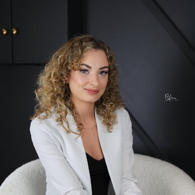 Your Full service Real Estate Agent serving Kemptville and surrounding areas.
Contact us today at :613-802-9248
Hollieboyd@holliefindshome.com