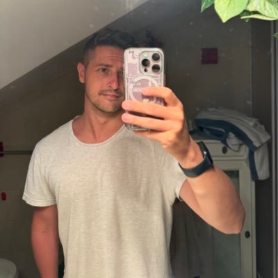 Lunatico adoratore di trigliceridi in lotta con la coerenza e una personalità da pastasciuttaro. Nerd incallito e gamer • promotore del #dagnenesecche • 🥩