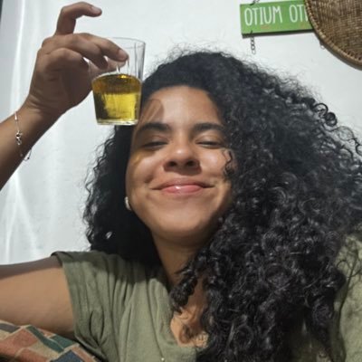 Fotógrafa | Pseudo musicista | E não sei o que eu tô fazendo aqui.