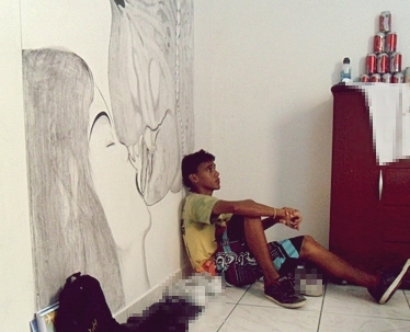 Sou lesado, naum muito alto, gosto de desenhar na parede do meu quarto, amo uma menina que se chama Silvia... e é isso... :D