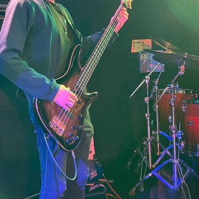 歌いながらかっこいいベースが弾けるオリジナル曲やベースを弾きながら歌いやすくアレンジしている動画を投稿しています!いつかはオリジナル曲だけでワンマンライブやりたい!!