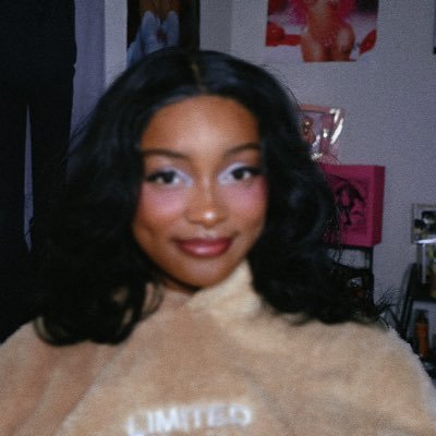 victoriakarmika's profile picture. insta @viickyswrld