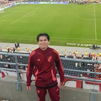 Fanático de River. Patriots-Celtics. Aparento saber de Historia (UNR) y a veces me pagan por eso. Peronista, con todo lo que eso implica...