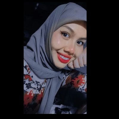 introvert + sewel girlies + masuk ayaq 💃 + broken home + heartless, insha allah will fall in love again 💚🌈
