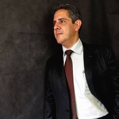 Abogado. En comunión de virtudes palpita fuerte la vida.
