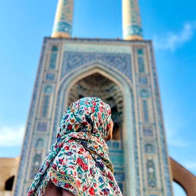 روح بازتابندهای که بیش از ربع قرن در چالشها و شادیهای زندگی میگذرد. به دنبال رشد و اصالت در دنیایی از تجربیات.