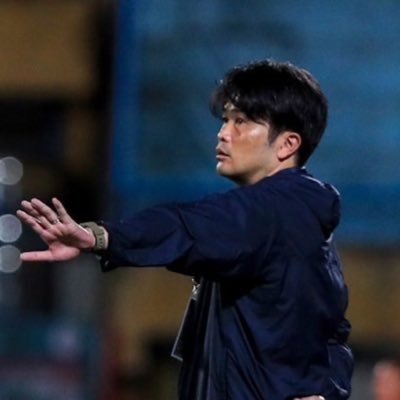 山口県周防大島町生まれ。鹿島、BEC、岡山、東京Uでプレーし、2018年引退。現在は、サッカー指導者。著書に「PITCH LEVEL」、「FOOTBALL INTELLIGENCE」、「FootBall PRINCIPLES」など。文化学園杉並中学高校アドバイザー。