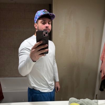 bartender singer lover goof ball 🥰 bi guy here what’s good 👍