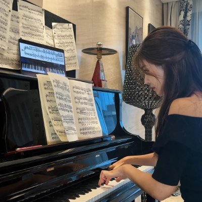 Piano lover | likes literature and art | likes quietness🎃🎀