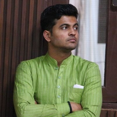 साधारण स्वयंसेवक
अयोध्या काशी जारी है
अब मथुरा की तैयारी है ।🚩
Delhi University.