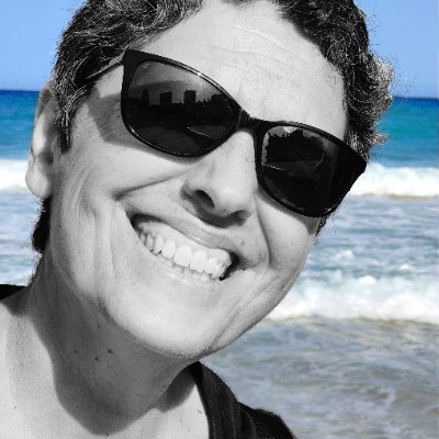 Escritora porque no puedo remediarlo. Dadme un libro, una cerveza y el Mediterráneo y seré feliz. Dadme un puñado de palabras y os devolveré un mundo.