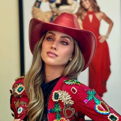 la energia que nos une es tan fuerte que podríamos tocarla @Anahi | TVD ❤️🧛🏻♀️