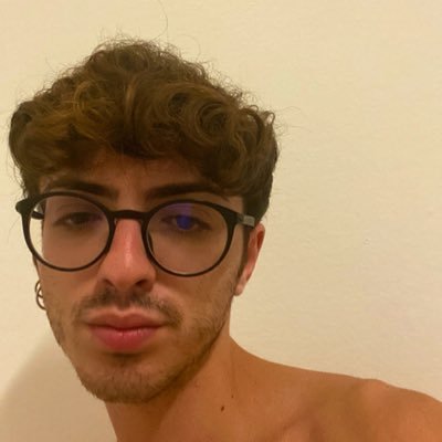idrinkonlywine's profile picture. 23, he/him 🇮🇹
