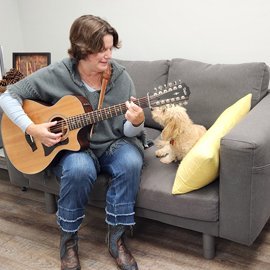 Singer-songwriter and visual artist.
Advocate for the environment and human decency. @treebranchgroup
