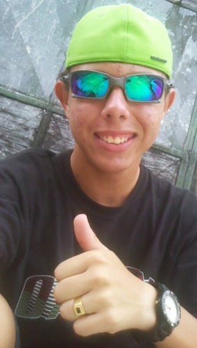 Diego 16 anos,Moro hem São Paulo-SP. alguem q  amo mt DEUS minha familia e meus amigos sabendo mais só seguindo.