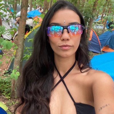 olhos de cigana, oblíqua e dissimulada
