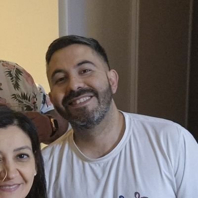 Psicólogo y Actor, soy traficante de abrazos. Hirsutófilo. Soy el humano de #Osita #Morita y #Polar. Entre bajo su propio riesgo 🤣