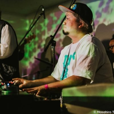 ROCK~JAZZ~REGGAE~TECHNO 、🌊⇄🌆⇄🏔まで守備範囲広めにアーティストサポートもトラックメイクもオオサカズもEXOTIC SKATESもFabulous Brothersも精力的に鍵盤楽器を弾いています。プロレスとビンテージな鍵盤楽器が大好きです。