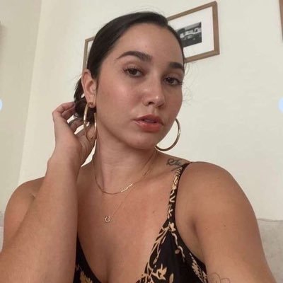 Hello! I’m an easy going person that deserves to be treated like a queen. 💐❤️