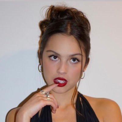 ShortestSwcct's profile picture. ⋆.ೃ࿔*:･⋆.ೃ࿔*:･ crimson & clover, honey. (parody account)