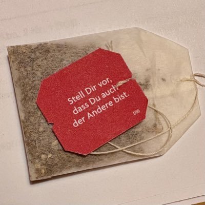 Kloenbank's profile picture. «Das Leben verstehen kann man nur rückwärts, aber leben müssen wir es vorwärts.» • #DasAllesIstBerlin
