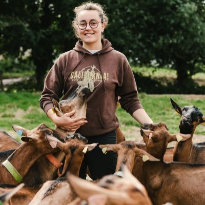 Agricultrice 🌱 • Éleveuse d’Alpines 🐐, de Maine-Anjou 🐂 et de céréales 🌾 •📍Comm’ positive #FrAgTw • Toujours avec Sally 🐶