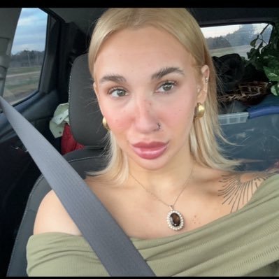 ayecee_baybee's profile picture. I promise I’m not sad