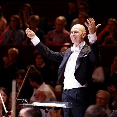 Le Palais royal réunit un orchestre jouant sur instruments anciens et un chœur professionnel, sous la direction de Jean-Philippe Sarcos.