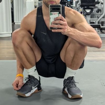 aesnoctis's profile picture. Corporate guy by day, slutty boy by night.