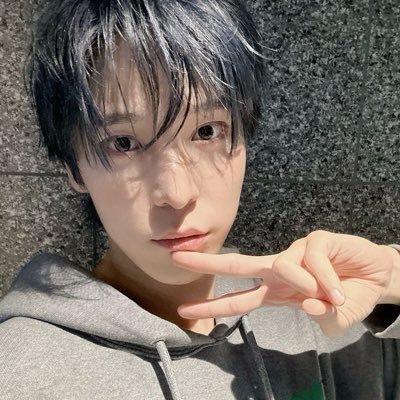 ⠀⠀⠀⠀ ⸺⠀𝘆𝘂𝗻𝗵𝗼.⠀﹙your fingers, though my hair — my hair a wildfire﹚ 𑁤⠀·⠀사랑.