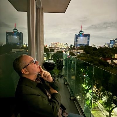Ex Diputado Federal por Michoacán, Director de empresa familiar, gusto por la lectura, la historia y de la política mexicana, soy azul de corazón.