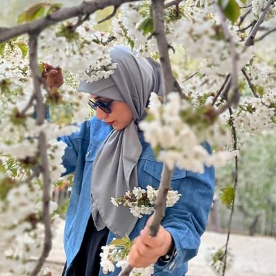 جَهانْ به اِعْتِبارِ خَنْدهی تُو زيباسْتْ:)