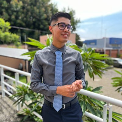Nutriólogo 🍎, 27 años ✨, escritor ✍🏼, Daydreamer 🪐, Little Sailor 🎶