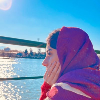 یه آدم آروم ک مدام سعی میکنه منطقی باشه و همش سردرد داره. مدیریت بحران، فقط چایی!✨ 💍