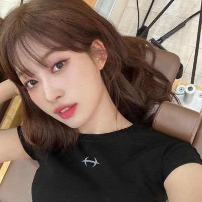 She evolves into the tiny leader of Everglow as a corollary of the charm that spreads within her, Kim Sihyeon.